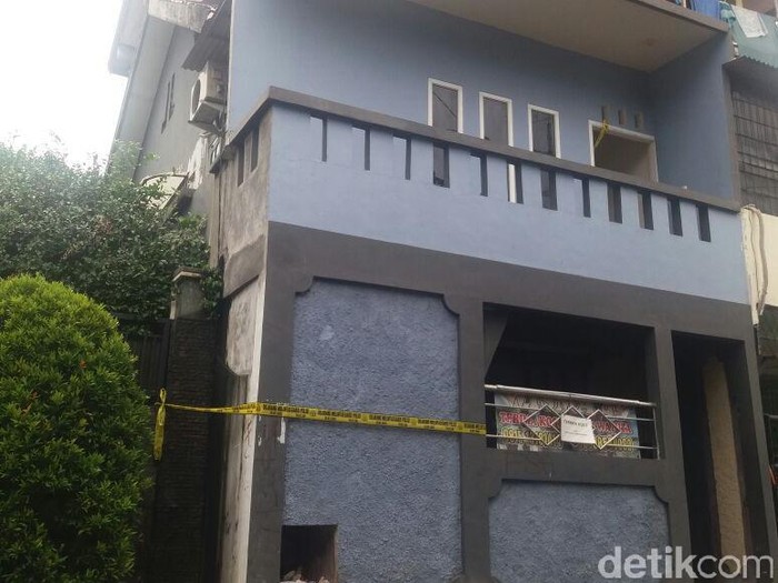 Polisi Bawa Barang Bukti dari Kosan Arum ke Puslabfor