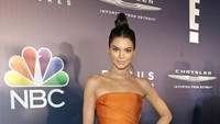 Ia tampil seksi dengan gaun berwarna orange rancangan Paule Ka. Loreen Sarkis/Getty Images/detikFoto.