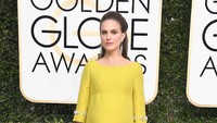 Tengah hamil, Natalie Portman tampil memesona dengan gaun dari Prada. Frazer Harrison/Getty Images/detikFoto.