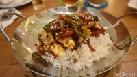 Kalau perut sedang lapar, nasi pitik londo bisa jadi pilihan. Piring berbentuk wajan berisi nasi dan potongan ayam serta saus gravy punya rasa gurih yang enak dan mengenyangkan.