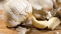 Orang telah menggunakan bawang putih untuk mengatasi penyakit selama ribuan tahun. Banyak penelitian yang menunjukkan bawang beraroma tajam ini mampu cegah beragam penyakit terutama flu. Lebih baik jika dikonsumsi mentah. Foto: iStock