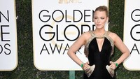 Tidak kalah dengan Emma Stone, Blake Lively ia tampil berkilau dengan gaun hitam, yang membuatnya pusat perhatian. Frazer Harrison/Getty Images