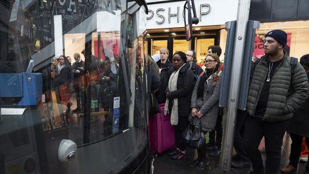 Pengguna kereta komuter di London yang terlantar, terpaksa mengantre bus