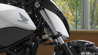 Untuk membuat motor bisa mengikuti Anda cukup sentuh bagian depan motor di atas spakbornya. Foto: Honda