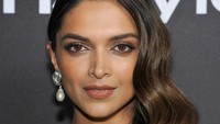 Tatanan rambut dan detail make-up membuatnya semakin bersinar. John Sciulli/Getty Images for InStyle/detikFoto.
