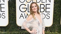 Sedangkan Drew Barrymore memilih dress rancangan Monique Lhuillier. Frazer Harrison/Getty Images/detikFoto.