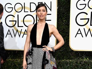 Tamu Wanita Golden Globes 2018 Kompak Pakai Busana Hitam untuk Alasan Ini