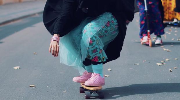 Viral Video Wanita  Arab  Bercadar Main Skateboard Hingga 