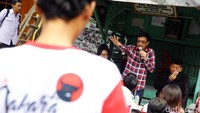 Djarot menyapa warga Pasar Minggu.