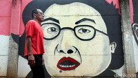 Warga melintas di depan mural Megawati Soekarno Putri.