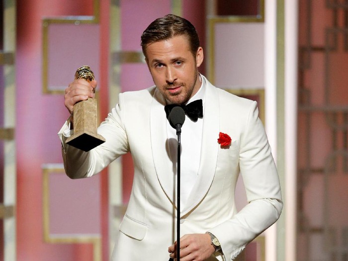 Ryan Gosling Actor Ryan Gosling holds his award for Best Actor, Motion Picture - Musical or Comedy for La La Land during the 74th Annual Golden Globe Awards show in Beverly Hills, California, U.S., January 8, 2017. Paul Drinkwater/Courtesy of NBC/Handout via REUTERS ATTENTION EDITORS - THIS IMAGE WAS PROVIDED BY A THIRD PARTY. NO RESALES. NO ARCHIVE. For editorial use only. Additional clearance required for commercial or promotional use, contact your local office for assistance. Any commercial or promotional use of NBCUniversal content requires NBCUniversals prior written consent. No book publishing without prior approval.