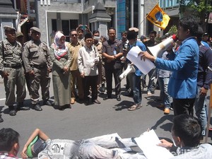 Mahasiswa Desak Sekda dan Direktur RSUD Situbondo Dicopot