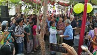Tradisi Mandi-mandi dilakukan oleh para peranakan Portugis Malaka yang datang ke Indonesia. Walaupun ritual adat Portugis, namun siapa saja boleh datang untuk menikmati dan ikut serta dalam kegiatan ini (Bona/detikTravel)