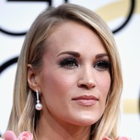 Penyanyi country Carrie Underwood mengaku putus cinta dengan Chace Crawford melalui SMS. Kami berpisah lewat pesan teks... jadi seperti, ya sudah, damai saja, kata Carrie. Foto: Frazer Harrison/Getty Images