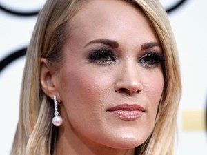 Gaun Golden Globes Carrie Underwood Disebut Mirip Alat Kelamin Wanita?