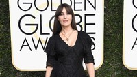 Pesona Monica Belluci seolah tak pernah padam, meski tampil simple ia tetap terlihat seksi. Frazer Harrison/Getty Images/detikFoto.