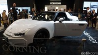 Produsen Gorilla Glass, Corning memperlihatkan mobil konsep yang kacanya menggunakan Gorilla Glass. Selain kaca depan, Gorilla Glass juga digunakan di konsol kendaraan. Foto: Rachmatunnisa