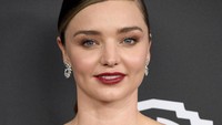  Model berusia 33 tahun itu tampak bergaya dengan lipstik merah menyala. Frazer Harrison/Getty Images/detikFoto.