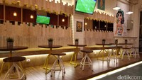 Djempolan punya menu Andalan nasi dan mie yang bisa Anda pilih. Tempatnya yang berada di kawasan Cipete ini jadi satu dengan kafe Mom and Pops. Tempatnya yang nyaman, cocok untuk bersantai sambil makan.