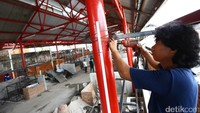 Pekerja menyelesaikan pembangunan sentra kuliner di Pasar Inpres, Pasar Minggu, Jakarta, Senin (9/1/2017).