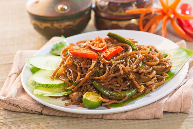 Yuk, Bikin Mie Goreng Komplet yang Enak Buat Makan Malam!