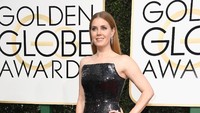 Amy Adams juga tampil dengan gaun hitam yang mengekspos bahu seksinya. Frazer Harrison/Getty Images/detikFoto.