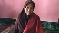 Kurniati (68), merupakan salah satu pengrajin tertua di lembah gunung Rinjani itu. Ia menenun semenjak kelas 2 SD (Ahmad Masaul Khoiri/detikTravel)