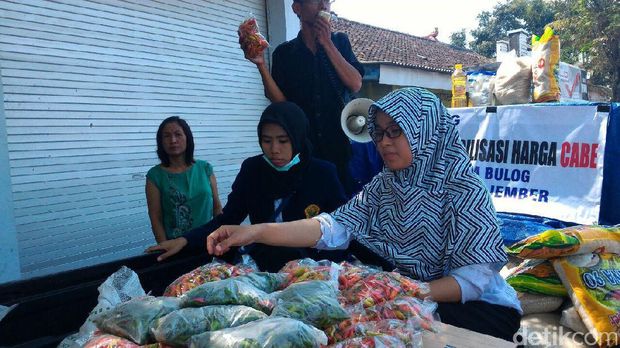 Jual Cabai Murah, Operasi Pasar Bulog di Jember Diserbu Warga