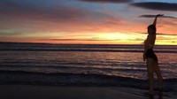 Ia tampak menikmati keindahan sunset di Pulau Dewata tersebut. (Dok. Instagram/jelly_jilli)