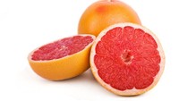  Kandungan vitamin dan mineral dalam grapefruit sangat efektif untuk menghaluskan dan menjaga kesehatan kulit. Selain itu, antioksidan didalamnya mampu cegah munculnya tanda-tanda penuaan. Foto: Thinkstock