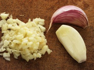 7 Cara Menyimpan Bawang Putih Cincang Agar Awet dan Praktis