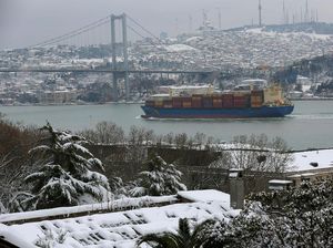Turki Diguyur Salju, Sekolah hingga Lalin Selat Bosphorus Tutup