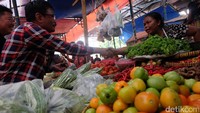 Sebelumnya, Djarot menyambangi pasar inpers Pasar Minggu, Jakarta Selatan, Senin (9/1/2017).