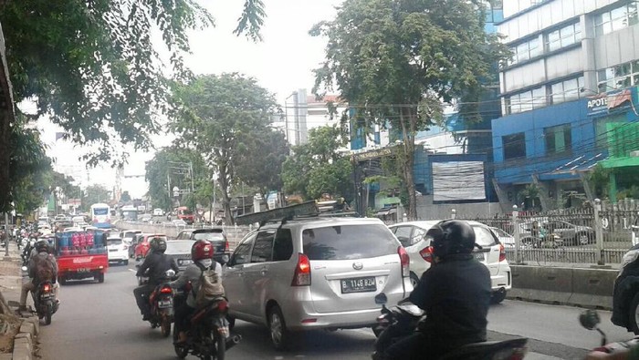 Arus Lalu Lintas di Jl Warung Buncit Arah Mampang Macet