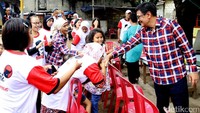 Warga mencium tangan Djarot.