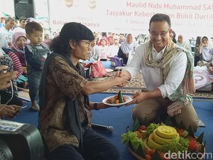 Anies Ikut Syukuran Bersama Warga Bukit Duri yang Menang Gugatan