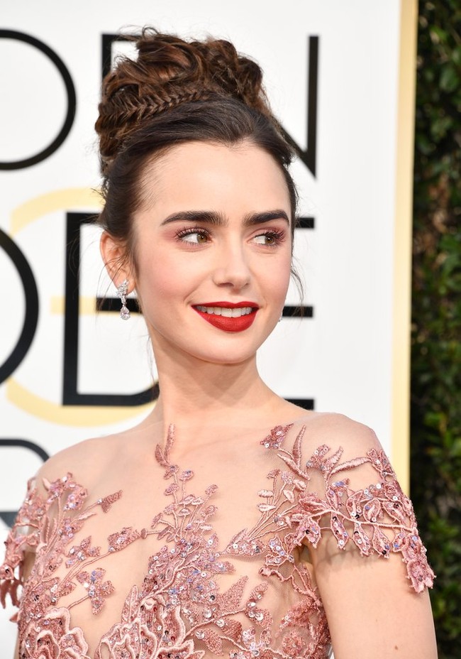 Dari benua Eropa, ada aktris Lily Collins. Wanita asal Britania Raya ini dikenal dengan kecantikan natural dan alis tebalnya yang khas. Foto: Getty Images