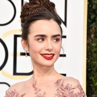 Dari benua Eropa, ada aktris Lily Collins. Wanita asal Britania Raya ini dikenal dengan kecantikan natural dan alis tebalnya yang khas. Foto: Getty Images