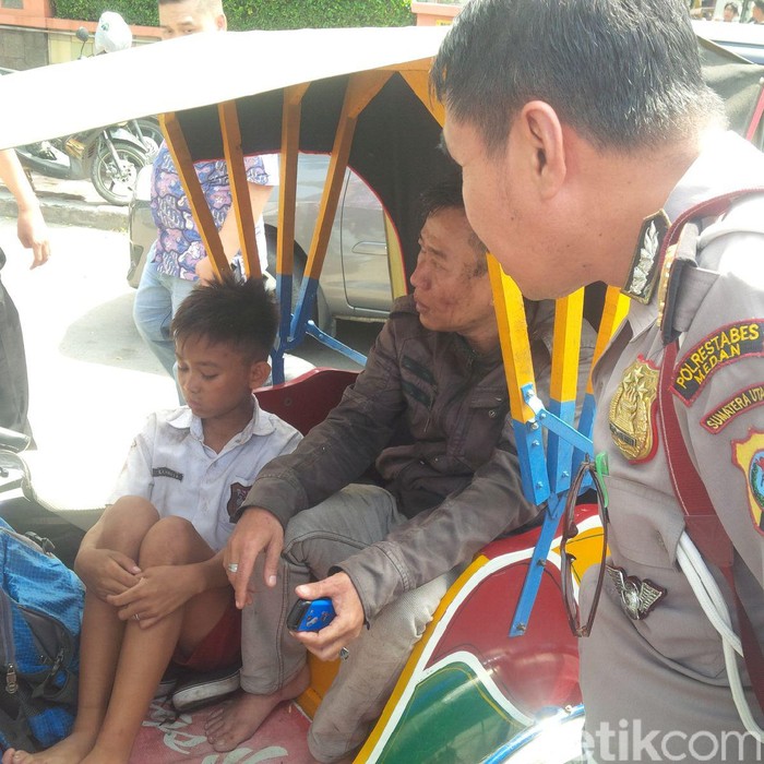 2 Orang Terluka Terkena Pohon Trembesi Tumbang di Medan