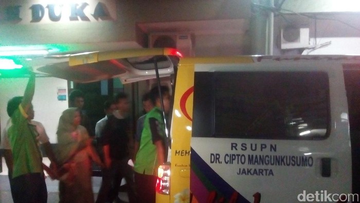 Usai Diautopsi, Jasad Tri yang Tewas Ditusuk Dibawa ke Rumah Duka