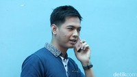 Pria berusia 32 tahun itu tampak menghubungi seseorang. Pool/Ismail/detikFoto.