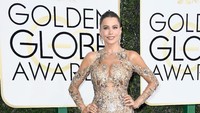 Sofia Vergara tampak mengenakan busana semi transparan bertabur sequin. Frazer Harrison/Getty Images/detikFoto.