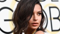Emily Ratajkowski tampil memesona dan seksi dengan gaun kuning dari Reem Acra. Frazer Harrison/Getty Images/detikFoto.