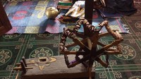 Salah satu contoh alat memintal benang dari Pulau Lombok bernama Gantian. Semua kain yang bernilai seni tinggi berawal dari alat ini (Ahmad Masaul Khoiri/detikTravel)
