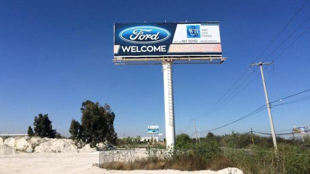 Billboard Ford di sekitar area pabrik