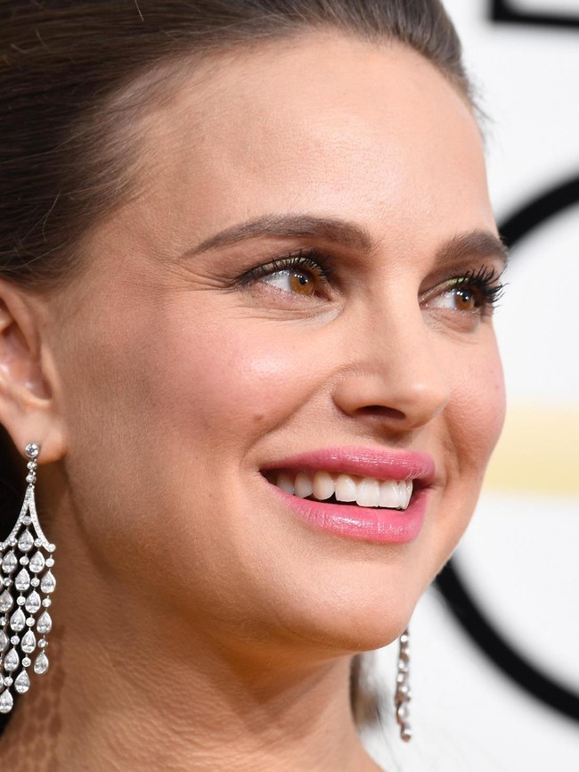 Saat diwawancarai oleh The Cut, aktris Natalie Portman mengaku pernah berjuang untuk mengatasi jerawat di wajahnya. Natalie lantas mengubah konsumsi makanannya menjadi vegetarian. Menurut wanita yang pernah memenangkan Academy Awardss untuk penghargaan aktris terbaik itu, menjadi vegetarian sangat berdampak bagi kondisi kulitnya, membuatnya semakin membaik. Natalie sama sekali tidak mengonsumsi segala macam produk susu dan telur. Berdasarkan penelitian dari American Academy of Dermatology, susu memang dapat memperburuk kondisi jerawat. Foto: Frazer Harrison/Getty Images