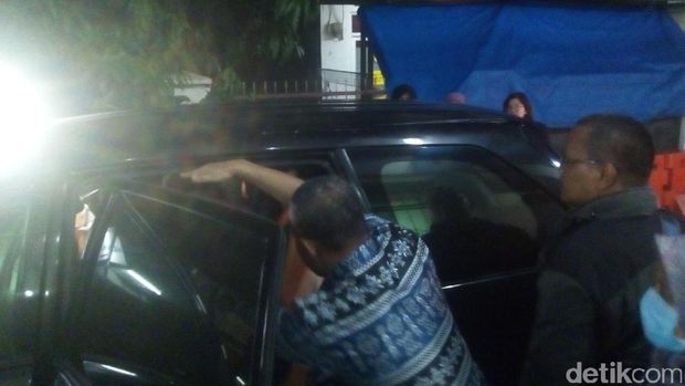 Jenazah Tri dibawa ke rumah duka