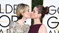 Mmuah..Sarah Paulson tampak mencumbu temannya tersebut. Frazer Harrison/Getty Images/detikFoto.