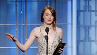 Tangis haru Emma Stone juga berhasil memenangkan Aktris Musikal/Komedi Terbaik. Paul Drinkwater/Courtesy of NBC/Handout via REUTERS