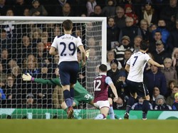 Sepuluh menit jelang waktu normal habis, Son menggandakan keunggulan Spurs jadi 2-0. Reuters / Paul Childs.